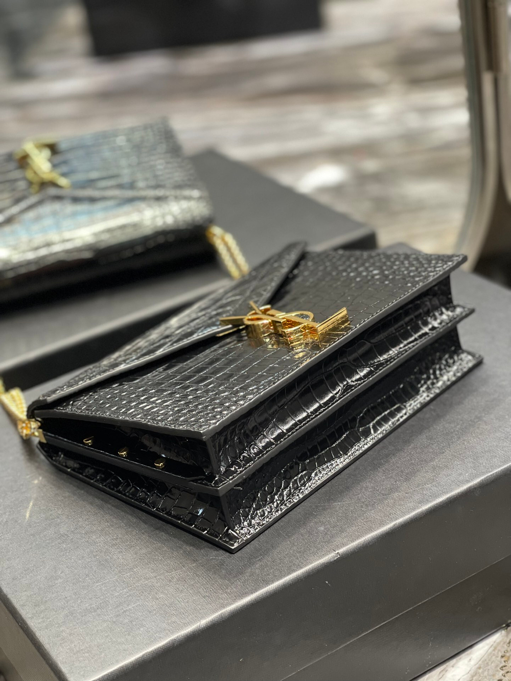 YSL Cassandra Medium 22 cm