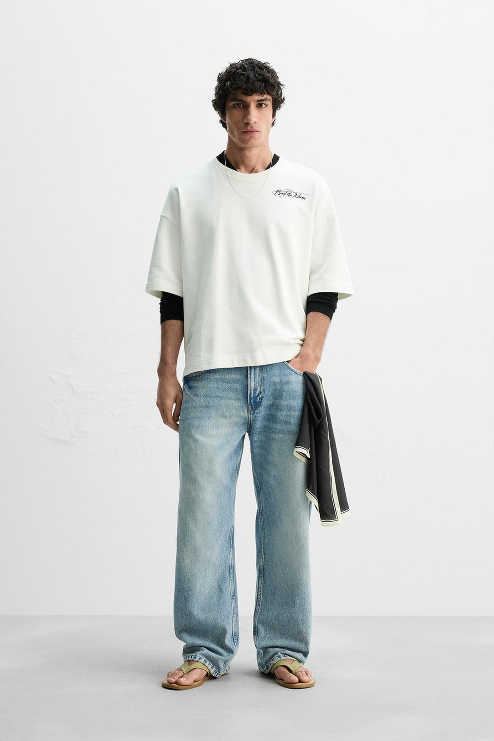 ZARA ТОЛСТОВКА С КОНТРАСТНЫМ ПРИНТОМ, БЕЛЫЙ