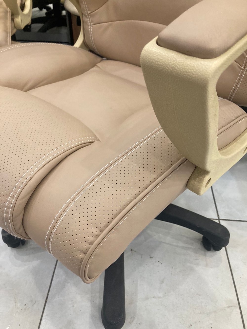 Кресло Фортуна-5 (51) к/з перф беж/беж Мех качания п Директор (в разборе)