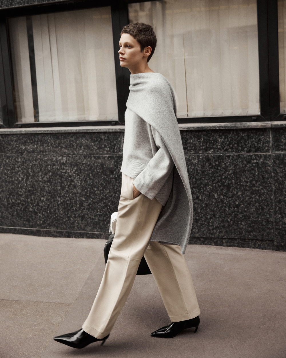 Брюки на резинке бежевого цвета