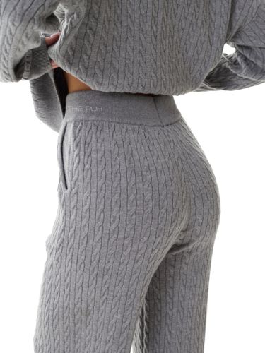 Серый трикотажный костюм в косичку