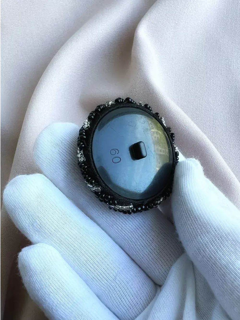 Большая декоративная пуговица-брошь с биссером и стразами