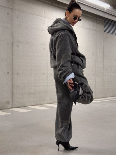 Теплый спортивный костюм в сером цвете