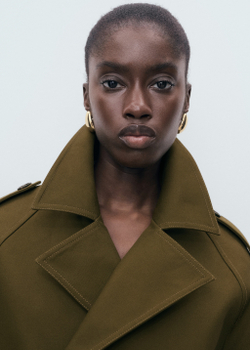 Короткий тренч оверсайз с двубортной застежкой на пуговицы