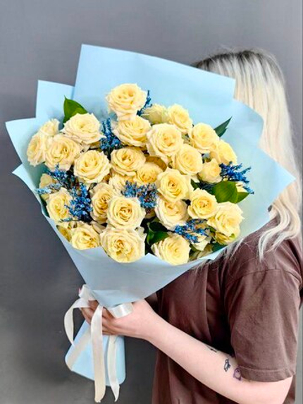 Букет из кустовых роз с синим лимониумом