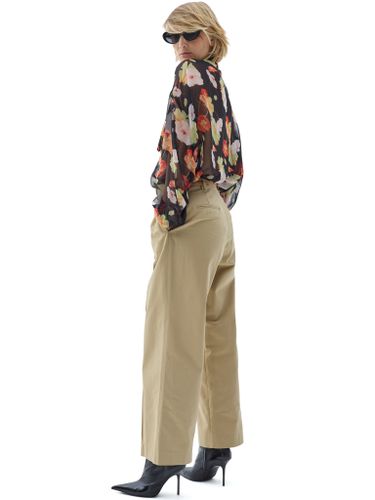 Шифоновая блузка в цветах с воротником-аскот