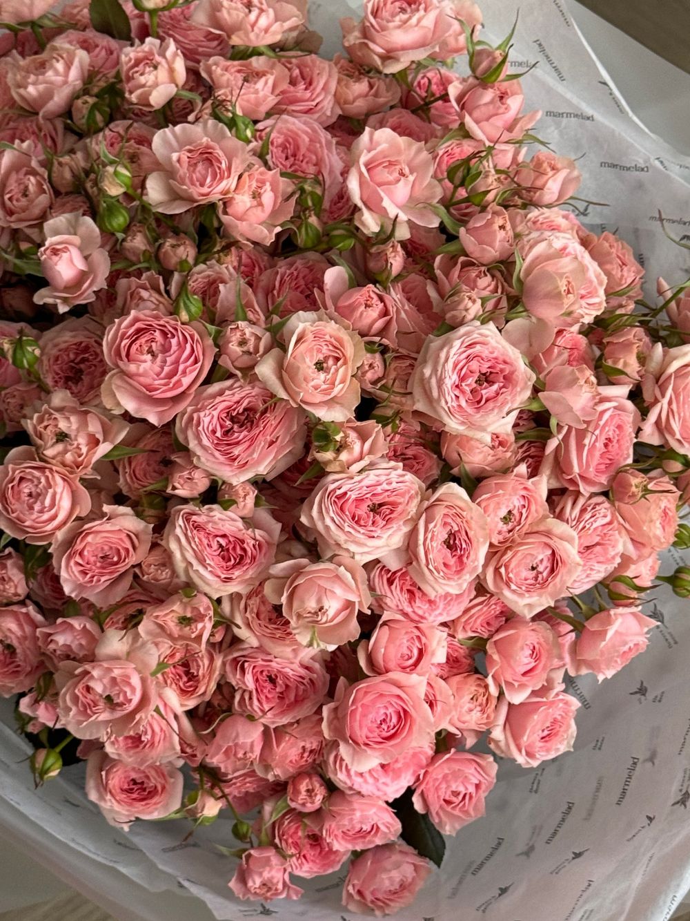 Гранд-букет из нежных, кустовых пионовидных роз