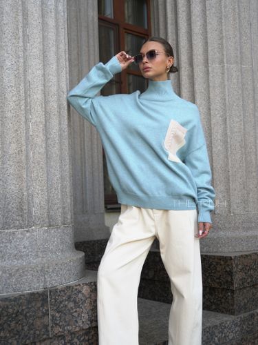 Голубой шерстяной свитер с контрастным карманом