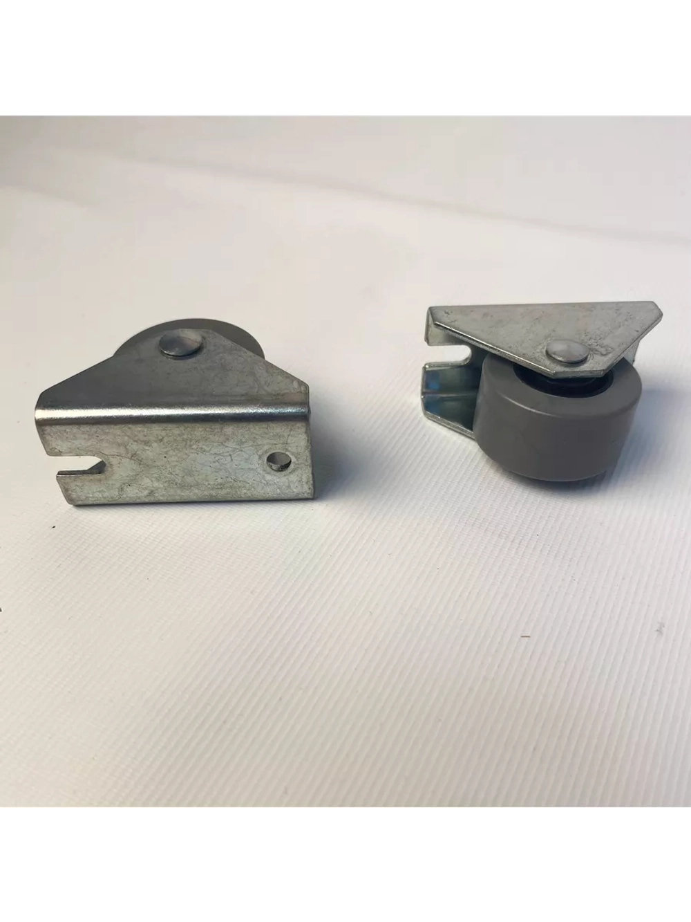 Опора роликовая 302 с резиновым колесом D28, 2 шт