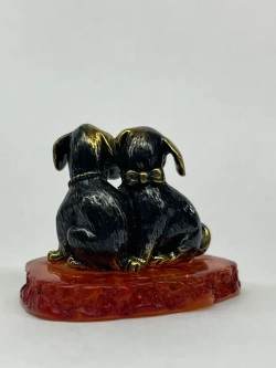 Бронзовая статуэтка на янтаре