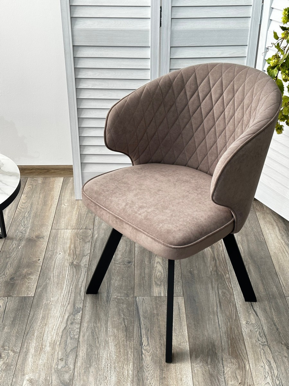 Стул М-City DISAUR Скат (Skat) поворотный на поворотный на 360 градусов, B5 Капучино, Велюр, Черный каркас