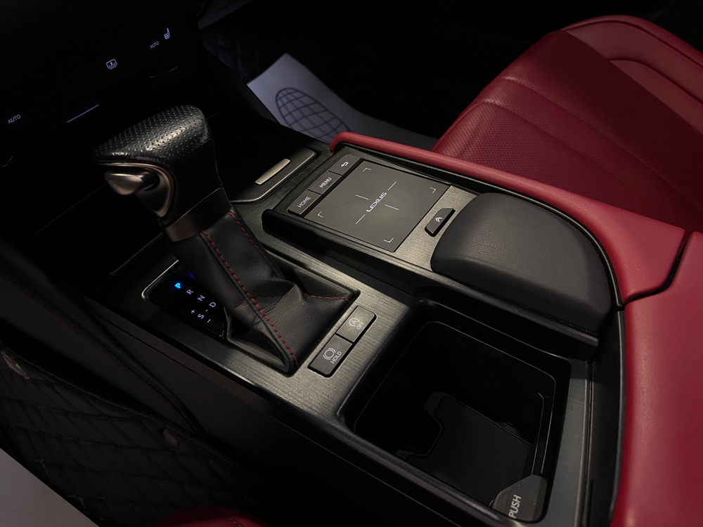 Lexus ES250, 2020 год