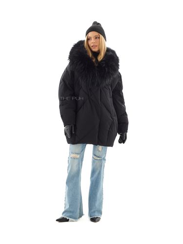 Удлиненный черный пуховик с объемным капюшоном и мехом енота