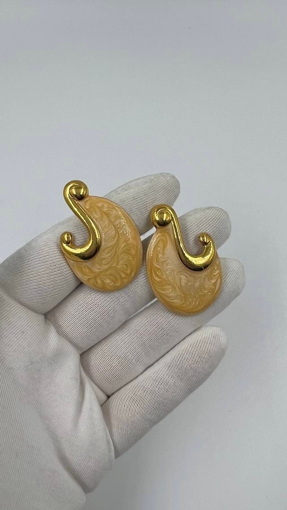 Серьги с бежевой эмалью Napier