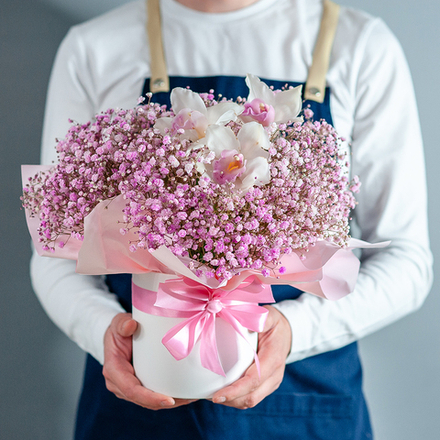 Гипсофила с орхидеей в шляпной коробке