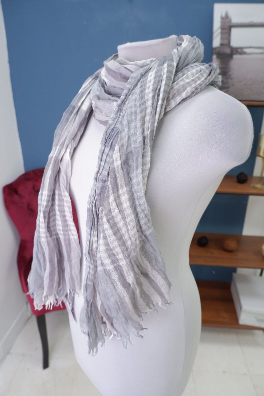 Палантин в сером оттенке красивый