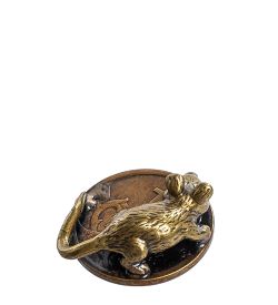 AM-1065 Фигурка кошельковая «Мышь-хранительница на монетке» (латунь)