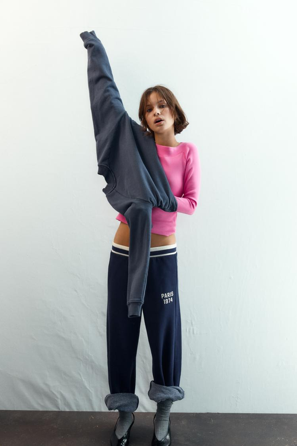 ZARA ФУТБОЛКА В РУБЧИК С ВЫРЕЗОМ «ЛОДОЧКА», ЦВЕТ ФУКСИИ