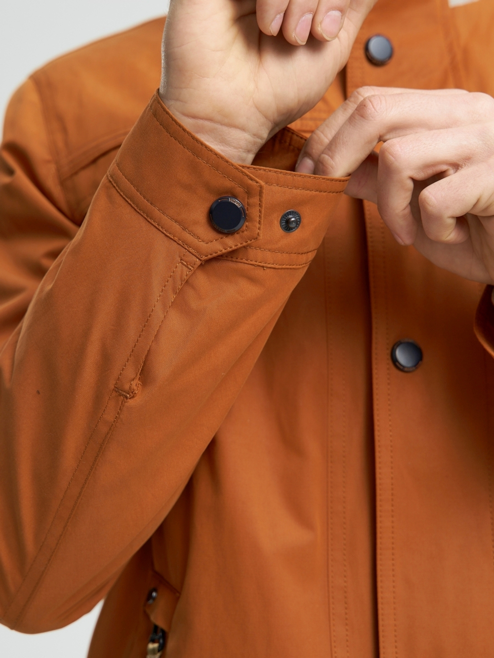 Мужская ветровка с капюшоном в классическом стиле от бренда Vizani