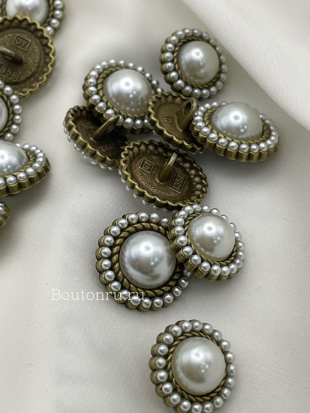 Пуговицы бронзовые с жемчугом и косичкой (светлые)
