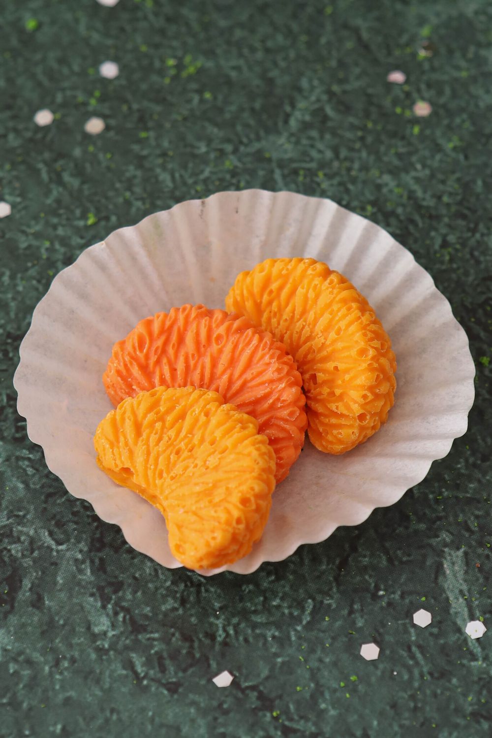 Пряник голова Деда Мороза, три апельсина в шоколаде, три шоколадные мандариновые дольки