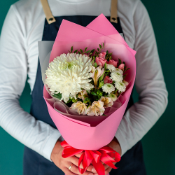 Сборный мини букет в розовом оформлении с одноголовой хризантемой