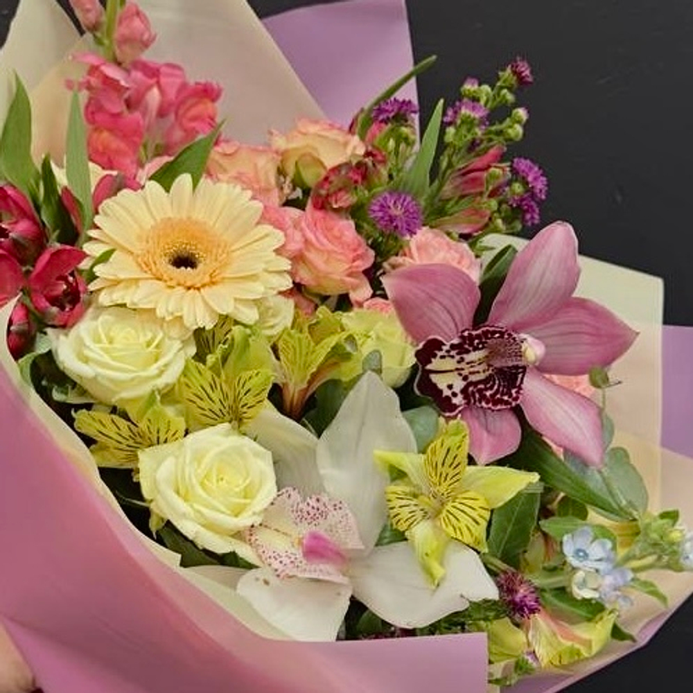 Букет из орхидей, герберы и альстромерий