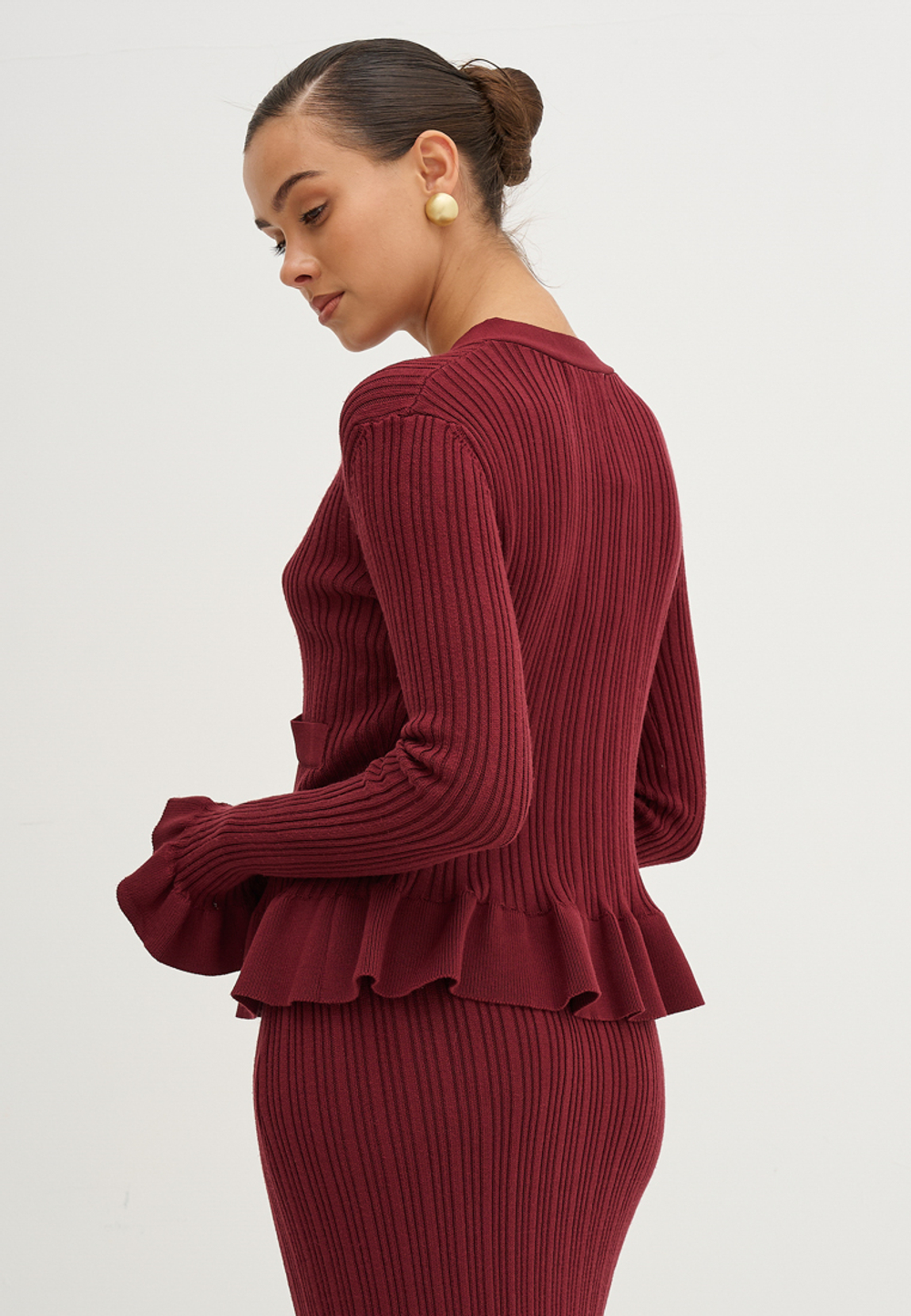 Костюм трикотажный с юбкой бордового цвета