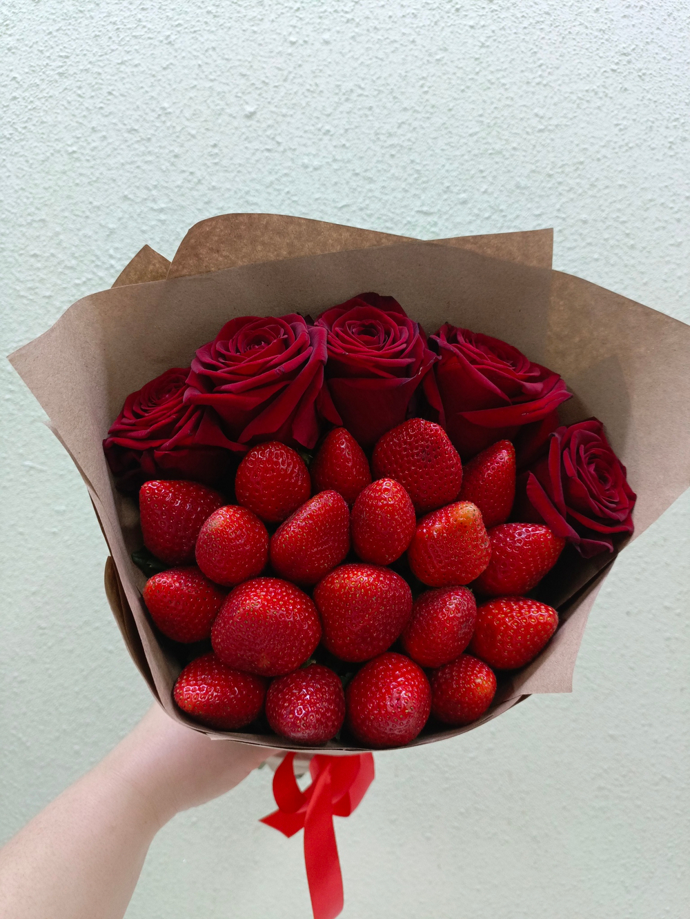 Букет из клубники и роз