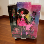Шарнирная кукла Monster High «Draculaura со шляпой» HRP64 — стильный образ