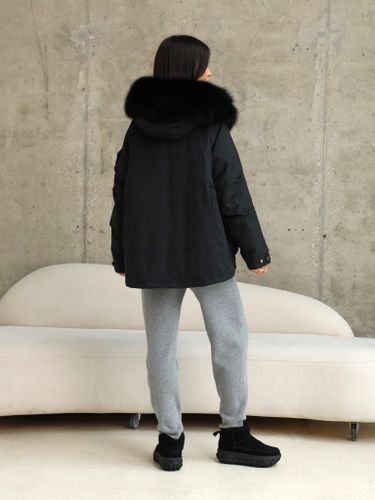 Черная укороченная парка с меховым воротником