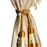 Шторы спального места с прихватами "Кисти" золотые в кабину Volvo, Scania, MAN, DAF, Merc, Камаз, Sitrak, Shacman, Foton, FAW. Высота 1,5м, ширина одной стороны - 1,15м. Блэкаут, велюр. Бежевый цвет с бежевой бахромой и золотыми кистями