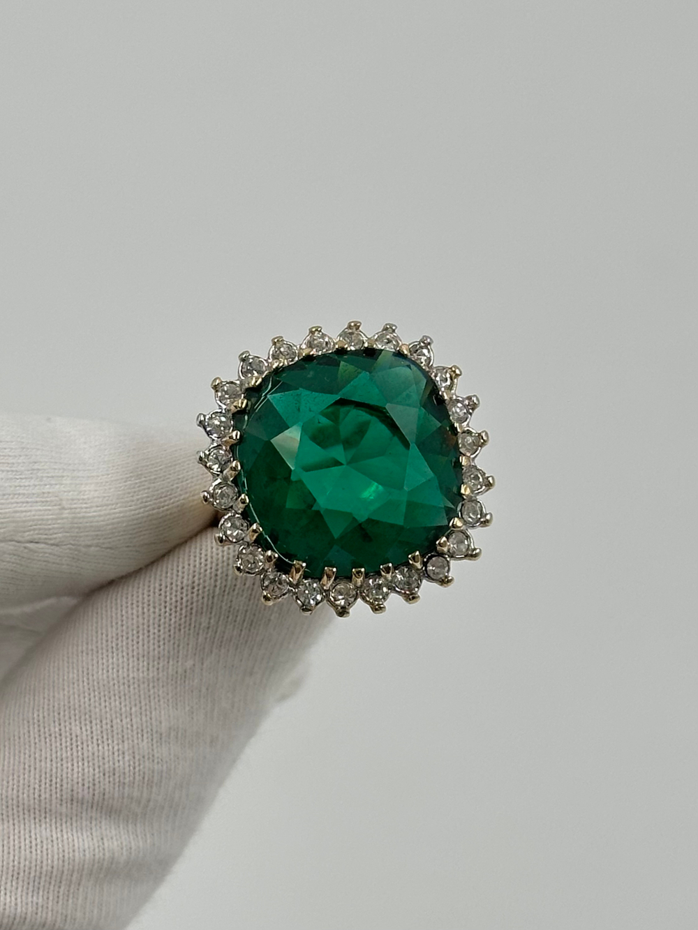 Кольцо с зелёным кристаллом