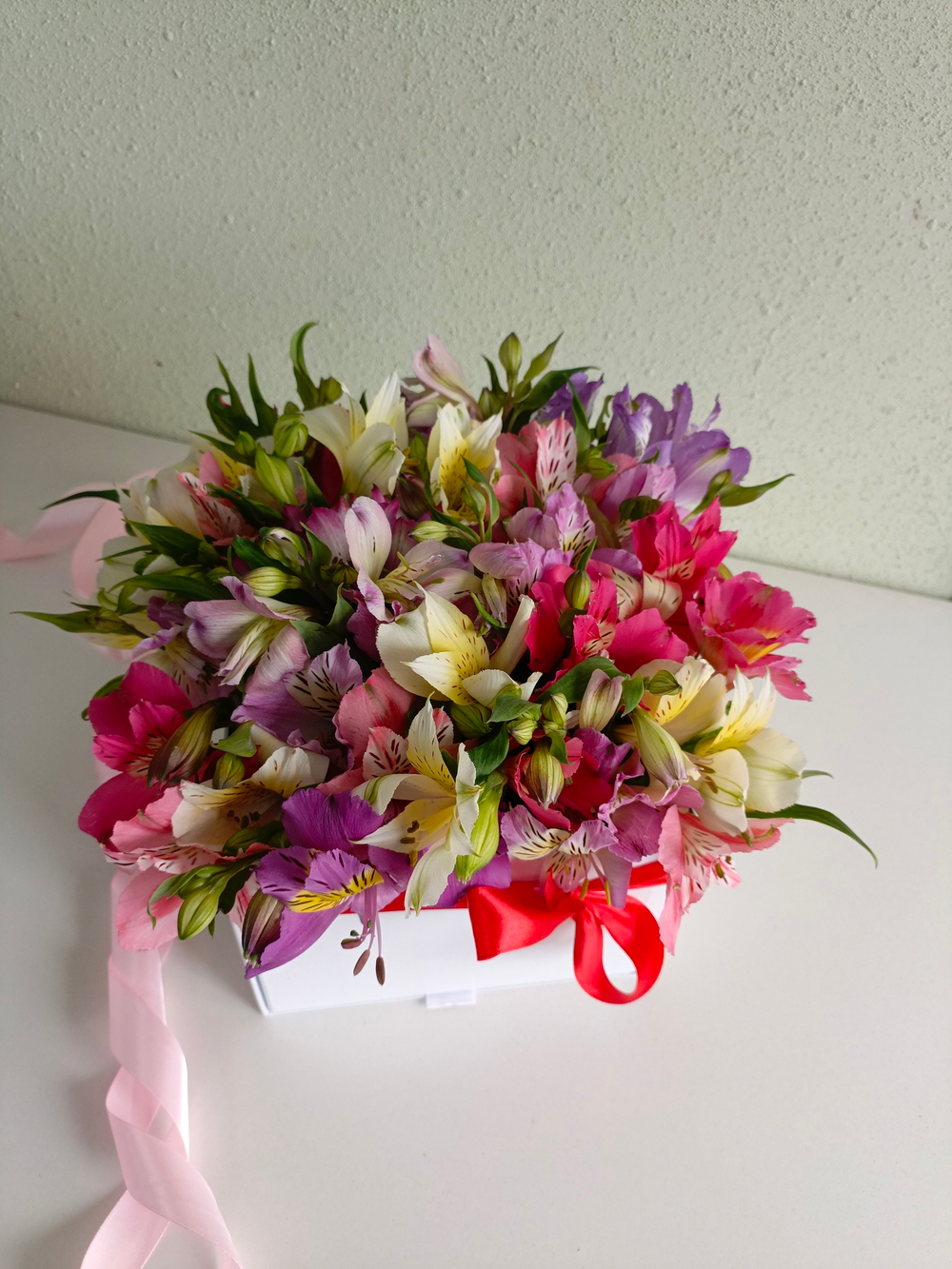 Шкатулка с ягодами и цветами