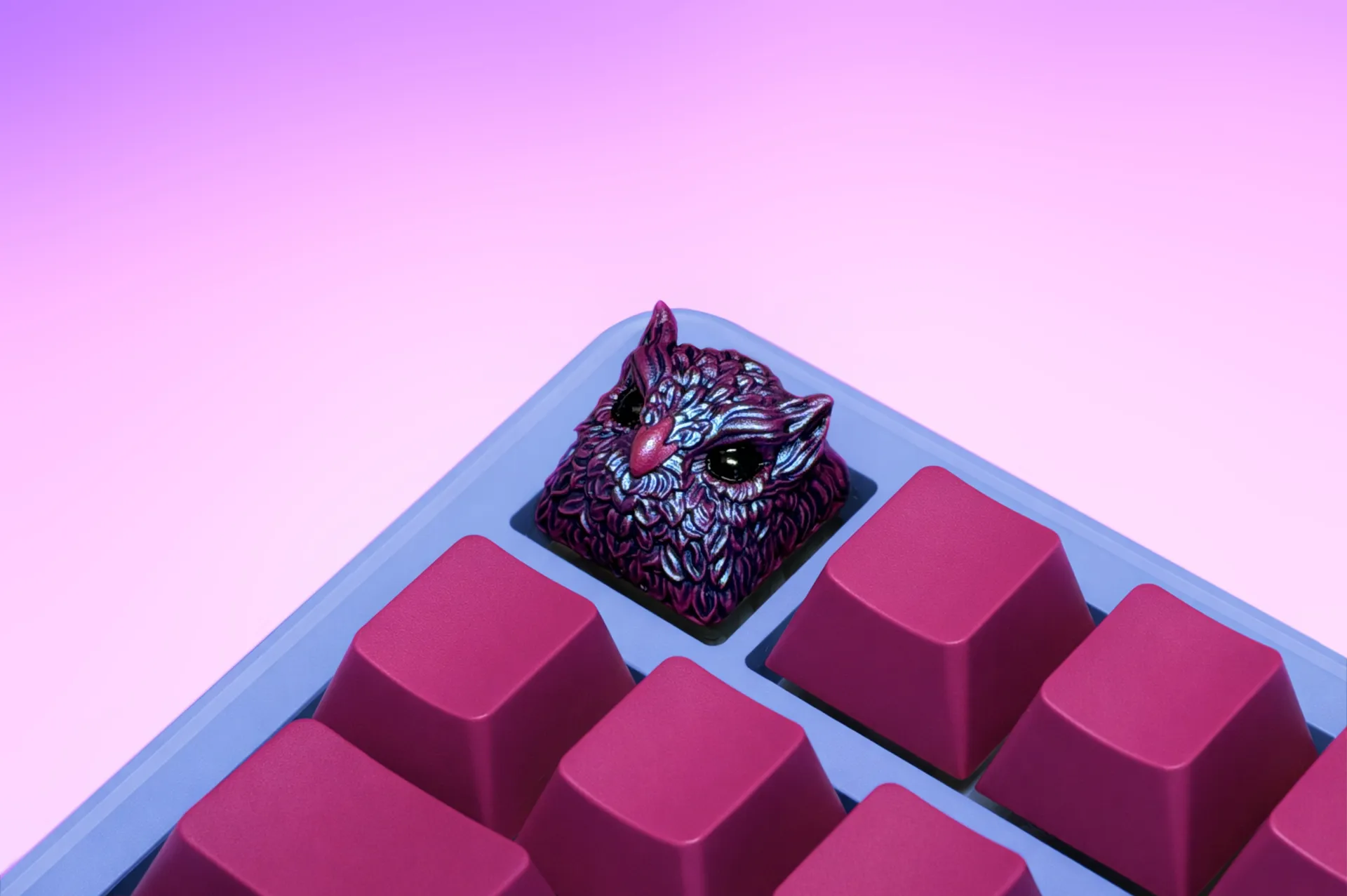 Клавиша XIIX «Owl Pearl», фото на клавиатуре - ракурс 2