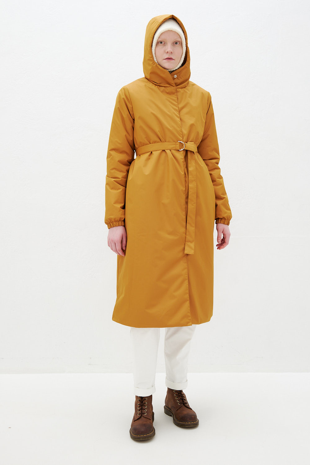 Зимнее пальто миди горчичного цвета