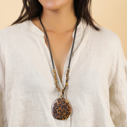 Колье Nature Bijoux, Jaguar, с тигровым глазом, перламуром и подвсекой из рога с принтом, NB25.2-15-