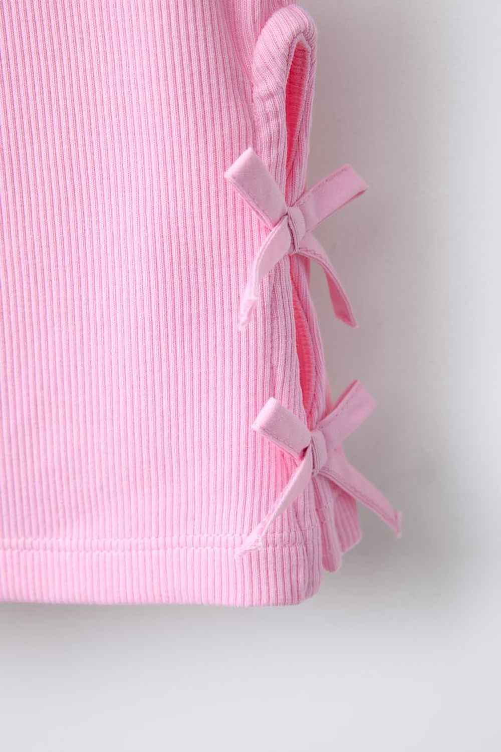 ZARA ФУТБОЛКА В РУБЧИК С ВЫРЕЗОМ И БАНТАМИ, РОЗОВЫЙ