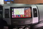 Магнитола для Mitsubishi Outlander XL, Peugeot 4007, Citroen C-Crosser (перфорированная рамка) - FarCar 8007P монитор 9.5" QLED на Android 14, TS18, CarPlay, 4G SIM-слот