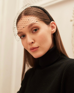 Укороченная вуаль на тонком ободке с черными стразами