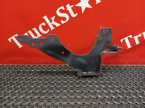 Кронштейн бампера левый