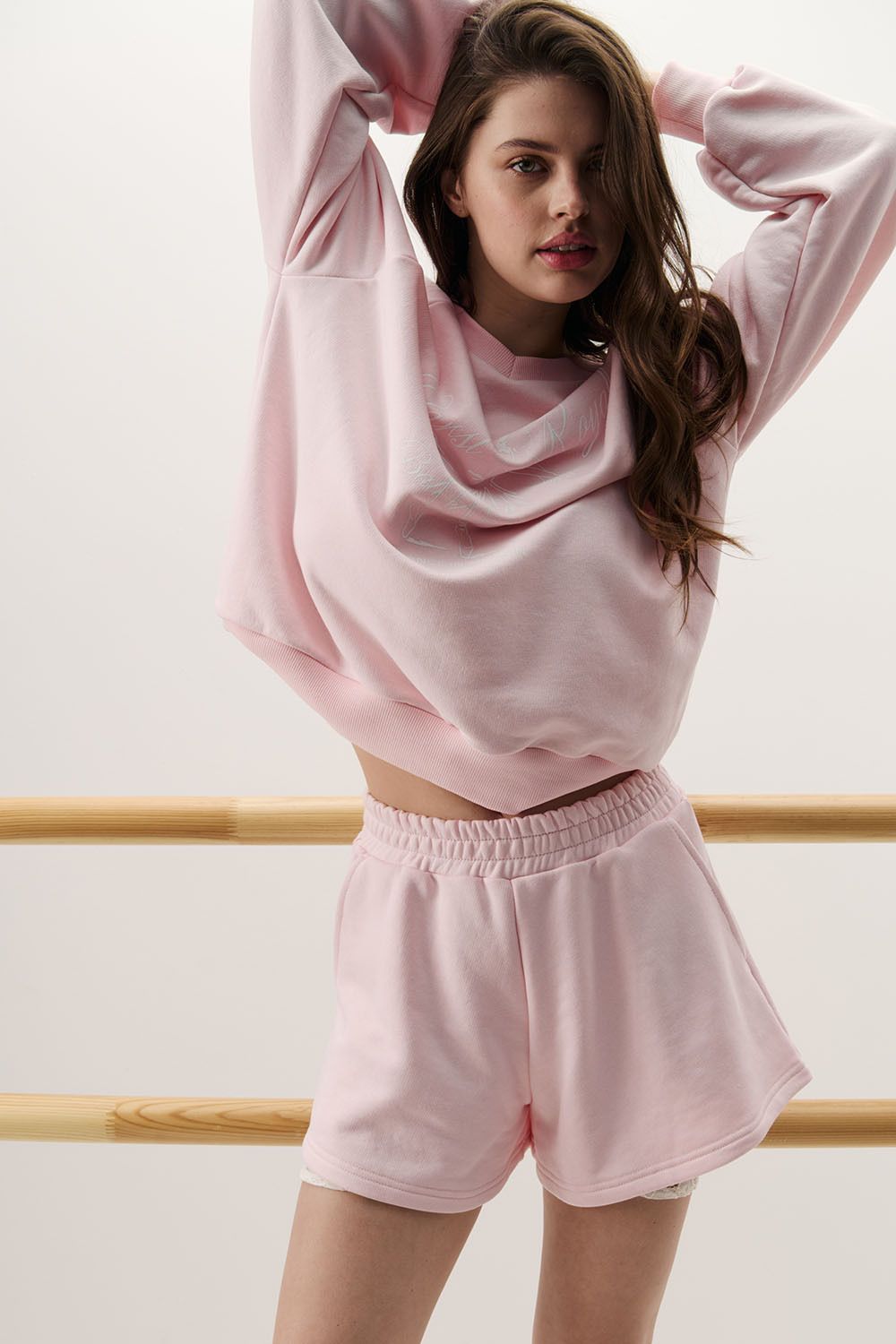 Шорты из футера укороченные сбоку нежно-розового цвета
