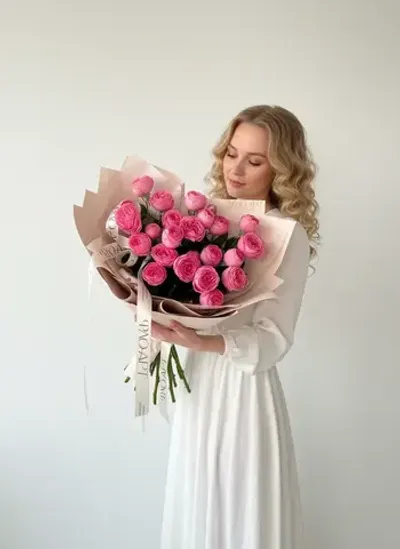 Букет «Нежность розы» S — розовые кустовые розы Бомбастик