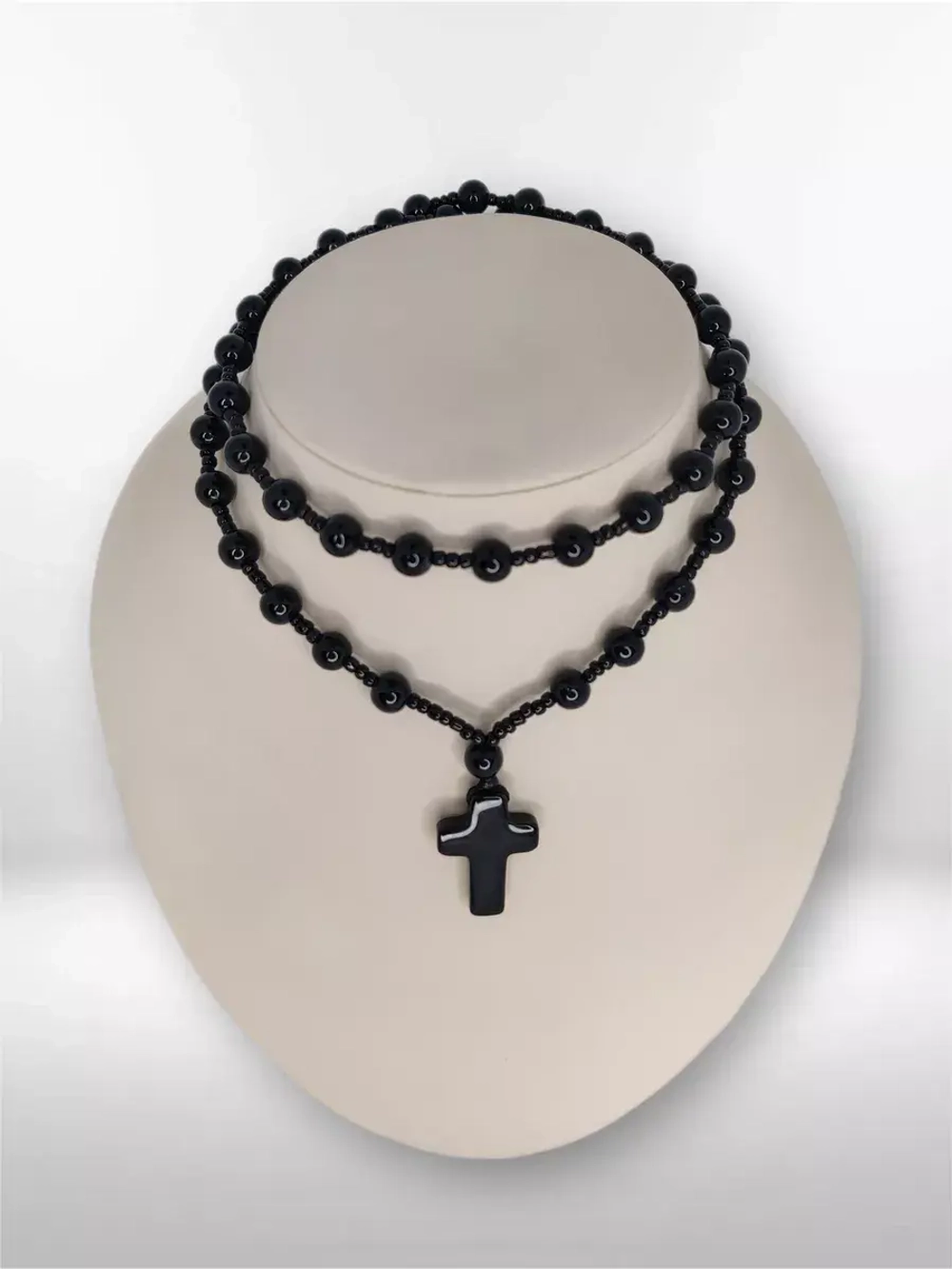Длинные бусы на шею с крестом из черного агата (имитация)