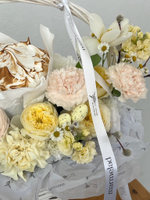 Корзина пасхальная в нежно-розовых оттенках. Кулич 450 гр