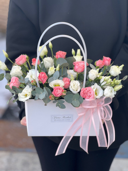 Композиция  в крафтовой сумочке из пионовидные кустовых роз, лизиантуса и эвкалипта
