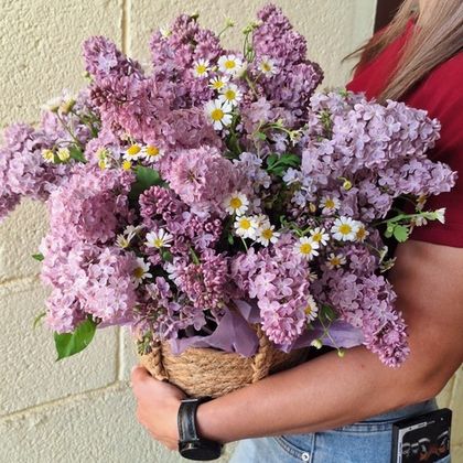 Композиция с сиренью в кашпо