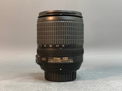 Nikon 18-105 3.5-5.6 ED Скол на креплении светофильтров.