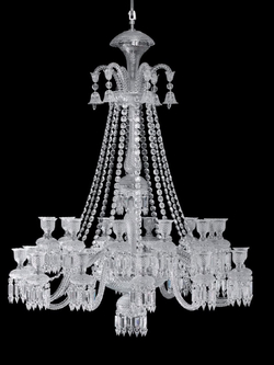 Изысканная классическая хрустальная люстра с многоярусной конструкцией.