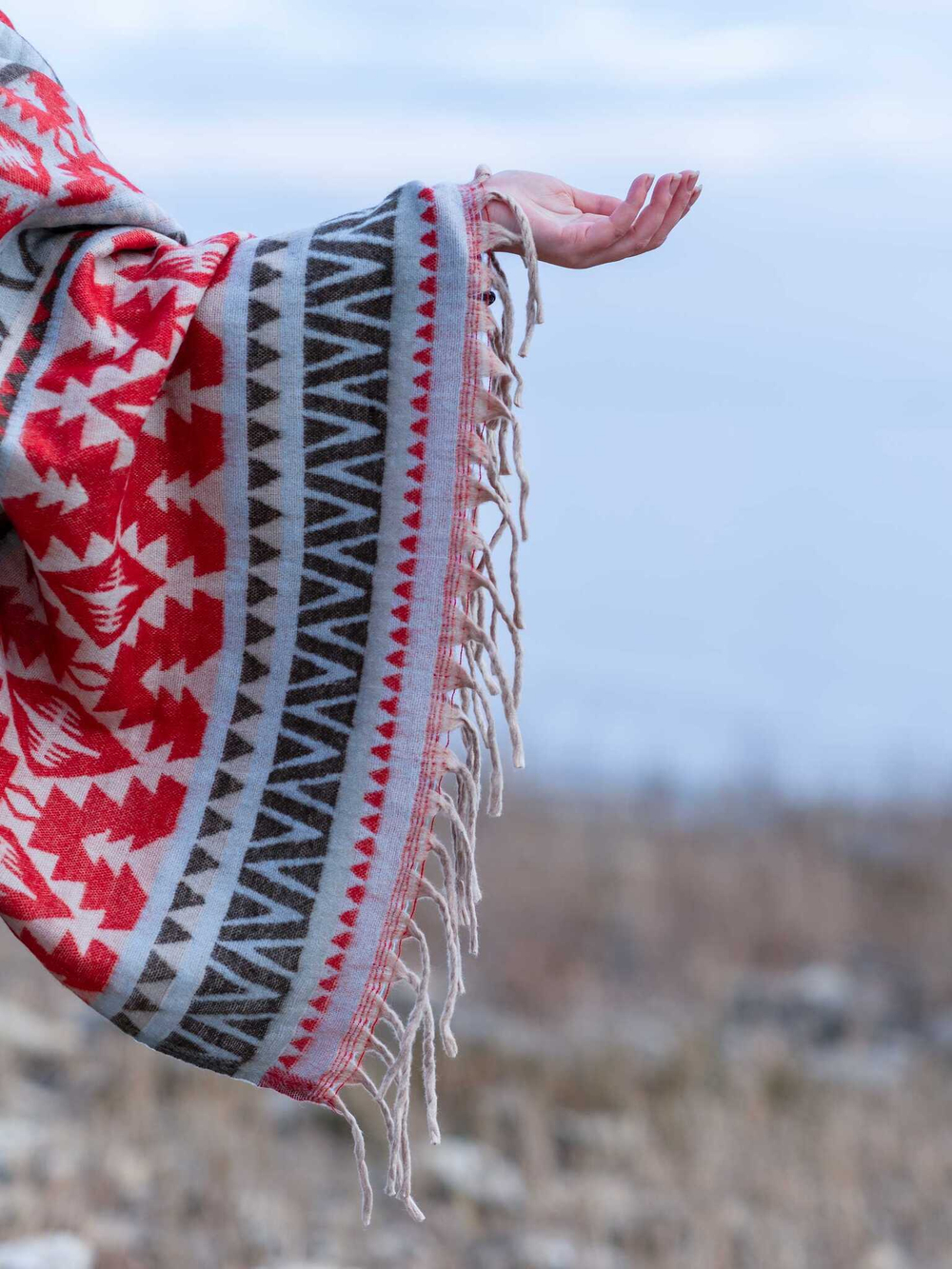 Теплый палантин с орнаментом